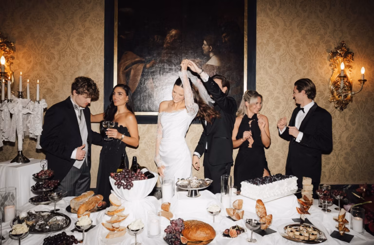 Editorial Styled Shoot auf Schloss Ehreshoven – Wedding Inspiration im Paparazzi Look